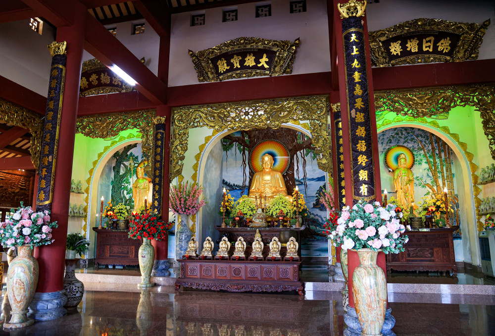 Không gian chánh điện trang nghiêm